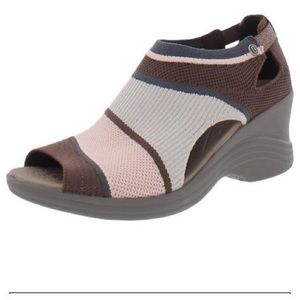 BZees Women’s Honey Emerald Sandals